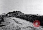 Standbild britische Marke Panzer IV in Betrieb Ersten Weltkrieg LANGRES FRANKREICH, 1918, aus Sekunde 19 historischem Filmmaterial Videoclip 65675029628