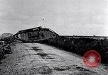 Standbild britische Marke Panzer IV in Betrieb Ersten Weltkrieg LANGRES FRANKREICH, 1918, aus Sekunde 21 historischem Filmmaterial Videoclip 65675029628