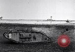 Standbild britische Marke Panzer IV in Betrieb Ersten Weltkrieg LANGRES FRANKREICH, 1918, aus Sekunde 23 historischem Filmmaterial Videoclip 65675029628
