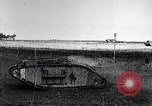 Standbild britische Marke Panzer IV in Betrieb Ersten Weltkrieg LANGRES FRANKREICH, 1918, aus Sekunde 24 historischem Filmmaterial Videoclip 65675029628