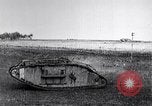 Standbild britische Marke Panzer IV in Betrieb Ersten Weltkrieg LANGRES FRANKREICH, 1918, aus Sekunde 26 historischem Filmmaterial Videoclip 65675029628