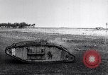Standbild britische Marke Panzer IV in Betrieb Ersten Weltkrieg LANGRES FRANKREICH, 1918, aus Sekunde 28 historischem Filmmaterial Videoclip 65675029628