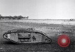 Standbild britische Marke Panzer IV in Betrieb Ersten Weltkrieg LANGRES FRANKREICH, 1918, aus Sekunde 29 historischem Filmmaterial Videoclip 65675029628