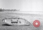 Standbild britische Marke Panzer IV in Betrieb Ersten Weltkrieg LANGRES FRANKREICH, 1918, aus Sekunde 30 historischem Filmmaterial Videoclip 65675029628