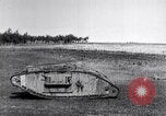Standbild britische Marke Panzer IV in Betrieb Ersten Weltkrieg LANGRES FRANKREICH, 1918, aus Sekunde 31 historischem Filmmaterial Videoclip 65675029628