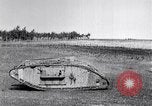 Standbild britische Marke Panzer IV in Betrieb Ersten Weltkrieg LANGRES FRANKREICH, 1918, aus Sekunde 32 historischem Filmmaterial Videoclip 65675029628
