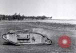 Standbild britische Marke Panzer IV in Betrieb Ersten Weltkrieg LANGRES FRANKREICH, 1918, aus Sekunde 34 historischem Filmmaterial Videoclip 65675029628