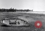 Standbild britische Marke Panzer IV in Betrieb Ersten Weltkrieg LANGRES FRANKREICH, 1918, aus Sekunde 35 historischem Filmmaterial Videoclip 65675029628
