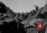 Standbild Bahre Träger Frankreich, 1918, aus Sekunde 33 historischem Filmmaterial Videoclip 65675029638