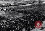 Standbild deutsche Truppen in Richtung der Vorderseite Frankreich, 1918, aus Sekunde 18 historischem Filmmaterial Videoclip 65675029656