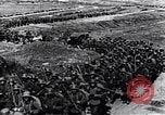 Standbild deutsche Truppen in Richtung der Vorderseite Frankreich, 1918, aus Sekunde 23 historischem Filmmaterial Videoclip 65675029656