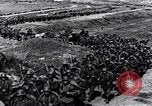 Standbild deutsche Truppen in Richtung der Vorderseite Frankreich, 1918, aus Sekunde 24 historischem Filmmaterial Videoclip 65675029656
