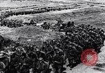 Standbild deutsche Truppen in Richtung der Vorderseite Frankreich, 1918, aus Sekunde 27 historischem Filmmaterial Videoclip 65675029656