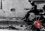 Standbild deutsche Truppen in Richtung der Vorderseite Frankreich, 1918, aus Sekunde 52 historischem Filmmaterial Videoclip 65675029656