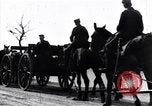 Standbild deutsche Truppen in Richtung der Vorderseite Frankreich, 1918, aus Sekunde 57 historischem Filmmaterial Videoclip 65675029656