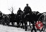 Standbild deutsche Truppen in Richtung der Vorderseite Frankreich, 1918, aus Sekunde 58 historischem Filmmaterial Videoclip 65675029656