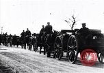 Standbild deutsche Truppen in Richtung der Vorderseite Frankreich, 1918, aus Sekunde 62 historischem Filmmaterial Videoclip 65675029656