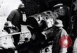 Standbild Deutsche Artillerie feuern Frankreich, 1918, aus Sekunde 26 historischem Filmmaterial Videoclip 65675029658