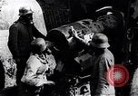 Standbild Deutsche Artillerie feuern Frankreich, 1918, aus Sekunde 32 historischem Filmmaterial Videoclip 65675029658