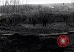 Standbild Verbündeten shell Weiterentwicklung deutscher Soldaten Frankreich, 1918, aus Sekunde 14 historischem Filmmaterial Videoclip 65675029659