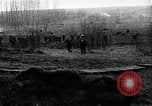 Standbild Verbündeten shell Weiterentwicklung deutscher Soldaten Frankreich, 1918, aus Sekunde 15 historischem Filmmaterial Videoclip 65675029659