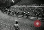 Standbild 1936 Tour de France bicycle Race Le Vesinet Frankreich, 1936, aus Sekunde 22 historischem Filmmaterial Videoclip 65675029720