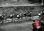 Standbild 1936 Tour de France bicycle Race Le Vesinet Frankreich, 1936, aus Sekunde 23 historischem Filmmaterial Videoclip 65675029720