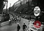 Standbild 1936 Tour de France bicycle Race Le Vesinet Frankreich, 1936, aus Sekunde 25 historischem Filmmaterial Videoclip 65675029720