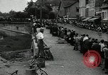 Standbild 1936 Tour de France bicycle Race Le Vesinet Frankreich, 1936, aus Sekunde 31 historischem Filmmaterial Videoclip 65675029720