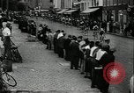 Standbild 1936 Tour de France bicycle Race Le Vesinet Frankreich, 1936, aus Sekunde 32 historischem Filmmaterial Videoclip 65675029720