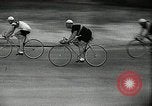 Standbild 1936 Tour de France bicycle Race Le Vesinet Frankreich, 1936, aus Sekunde 39 historischem Filmmaterial Videoclip 65675029720