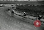 Standbild 1936 Tour de France bicycle Race Le Vesinet Frankreich, 1936, aus Sekunde 40 historischem Filmmaterial Videoclip 65675029720