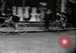 Standbild 1936 Tour de France bicycle Race Le Vesinet Frankreich, 1936, aus Sekunde 45 historischem Filmmaterial Videoclip 65675029720