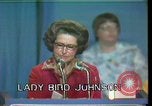 Standbild Lady Bird Johnson Houston Texas USA, 1977, aus Sekunde 4 historischem Filmmaterial Videoclip 65675029732