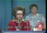 Standbild Lady Bird Johnson Houston Texas USA, 1977, aus Sekunde 6 historischem Filmmaterial Videoclip 65675029732