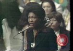 Image Maxine Waters présente les résolutions pour les femmes des minorités Houston Texas USA, 1977, de la seconde 25 séquences d'archives historiques vidéo 65675029744