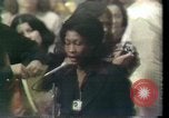 Image Maxine Waters présente les résolutions pour les femmes des minorités Houston Texas USA, 1977, de la seconde 26 séquences d'archives historiques vidéo 65675029744