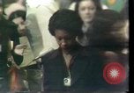 Image Maxine Waters présente les résolutions pour les femmes des minorités Houston Texas USA, 1977, de la seconde 27 séquences d'archives historiques vidéo 65675029744