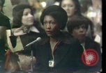 Image Maxine Waters présente les résolutions pour les femmes des minorités Houston Texas USA, 1977, de la seconde 28 séquences d'archives historiques vidéo 65675029744