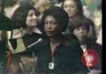 Image Maxine Waters présente les résolutions pour les femmes des minorités Houston Texas USA, 1977, de la seconde 29 séquences d'archives historiques vidéo 65675029744