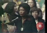 Image Maxine Waters présente les résolutions pour les femmes des minorités Houston Texas USA, 1977, de la seconde 30 séquences d'archives historiques vidéo 65675029744