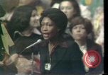 Image Maxine Waters présente les résolutions pour les femmes des minorités Houston Texas USA, 1977, de la seconde 32 séquences d'archives historiques vidéo 65675029744