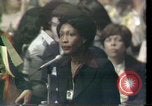 Image Maxine Waters présente les résolutions pour les femmes des minorités Houston Texas USA, 1977, de la seconde 35 séquences d'archives historiques vidéo 65675029744