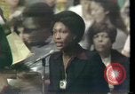 Image Maxine Waters présente les résolutions pour les femmes des minorités Houston Texas USA, 1977, de la seconde 41 séquences d'archives historiques vidéo 65675029744