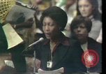 Image Maxine Waters présente les résolutions pour les femmes des minorités Houston Texas USA, 1977, de la seconde 47 séquences d'archives historiques vidéo 65675029744