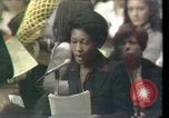 Image Maxine Waters présente les résolutions pour les femmes des minorités Houston Texas USA, 1977, de la seconde 52 séquences d'archives historiques vidéo 65675029744