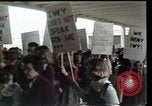 Image protester contre le National Womens Conférence Texas United States USA, 1977, de la seconde 17 séquences d'archives historiques vidéo 65675029745