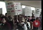 Image protester contre le National Womens Conférence Texas United States USA, 1977, de la seconde 19 séquences d'archives historiques vidéo 65675029745