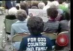 Image protester contre le National Womens Conférence Texas United States USA, 1977, de la seconde 23 séquences d'archives historiques vidéo 65675029745