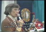 Image protester contre le National Womens Conférence Texas United States USA, 1977, de la seconde 54 séquences d'archives historiques vidéo 65675029745